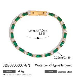 Detalle de las dimensiones de la pulsera tenis de oro de 18K y circonitas verdes