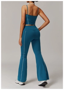 Vue arrière de l'ensemble de yoga bleu canard avec dos croisé et pantalon évasé à liseré blanc