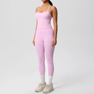 Détail du legging de yoga rose à taille haute avec poches latérales et ensemble caraco