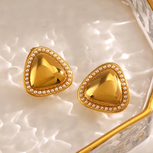 Boucles d'oreilles triangle dorées minimalistes serties de perles, style vintage chic