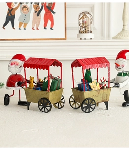 Gros plan de traîneaux de Noël en métal avec figurines de Père Noël et bonhomme de neige