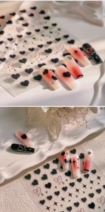 Détails d'autocollants vintage pour ongles avec cœurs noirs et papillons aurore