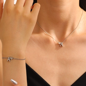 Ensemble collier et bracelet argenté avec pendentif cœur et lettre A sur mannequin