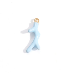 Détail d'un pendentif corail bleu clair avec fermoir en alliage doré pour bijoux DIY