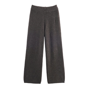 Detailansicht der dunkelgrauen Strickhose mit weitem Bein, Strickstruktur und elastischem Bund