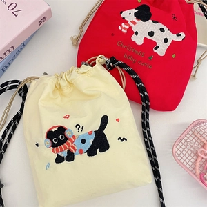Detailansicht der niedlichen bestickten Canvas-Beuteltaschen mit Hund- und Katzenmotiven