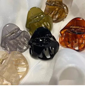 Gros plan de pinces à cheveux de couleurs variées dotées d'un mécanisme à ressort robuste