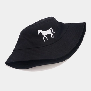 Bob classique en coton noir avec broderie détaillée de cheval blanc sur le devant