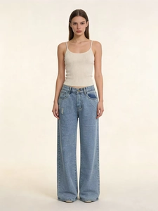 Vue complète d'un débardeur blanc côtelé et d'un jean bleu clair à taille haute sur mannequin
