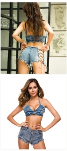 Detail eines blauen Denim-Zweiteilers mit Neckholder-Top und geschnürten Hotpants mit Fransen