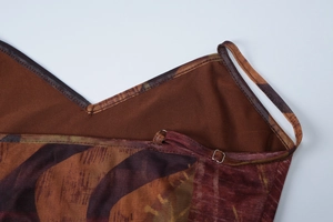 Détail des fines bretelles réglables et du col en V sur la robe en maille fleurie