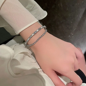 Zilveren slangenarmbandset met glanzende zirkonia kristallen om de vrouwelijke pols