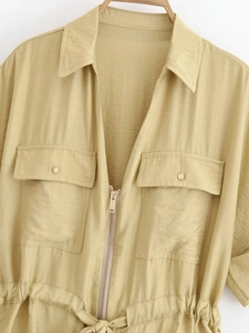 Détail de chemise utilitaire kaki clair avec poches de poitrine et cordon de serrage