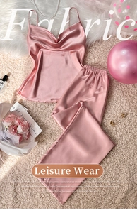 Détail d'un ensemble de pyjama deux pièces en satin rose avec caraco et pantalon