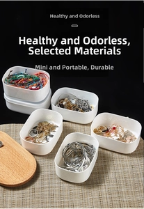 Mini-Kunststoffbox-Set zur Organisation von Schmuck und kleinen Accessoires auf dem Tisch