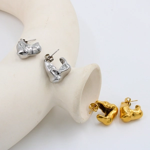 Moderne hohle C-förmige Creolen mit unregelmäßiger Faltenstruktur in Gold und Silber