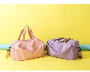 Sacs de yoga rose et violet avec sangles réglables présentés sur un fond de couleur vive
