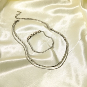 Ensemble collier double rang maille serpent et bracelet en strass argentés sur soie