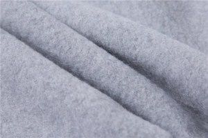 Détail macro de la texture du tissu polaire gris doux du survêtement pour homme