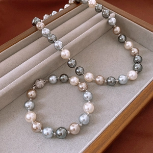 Vue détaillée d'une parure en perles multicolores avec fermoirs magnétiques en zircon