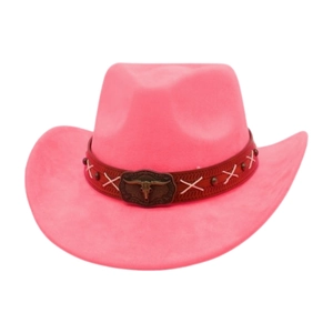 Detail eines rosa Western-Cowboyhuts mit braunem Lederband und Steer-Skull-Metallschnalle