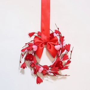 Gros plan sur une couronne en cœur avec nœud rouge pour la fête des mères et l'amour