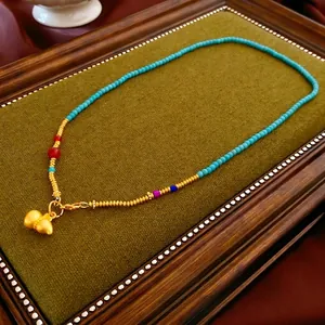 Collier ethnique plaqué or avec perles turquoise et pendentif en forme de cœur