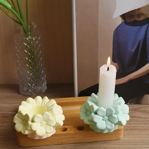 Blumen-Kerzenhalter-Set auf Bambustablett mit detaillierten Relief-Blütenmustern