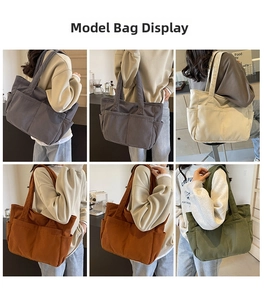 Vue détaillée du grand sac cabas en velours côtelé multicolore avec poches frontales