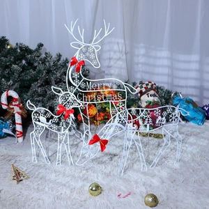 Dreiteiliges weißes Metall-Rentier-Set mit Merry Christmas Text und roten Schleifen