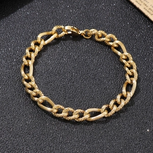 Collana a catena hip hop in acciaio dorato con maglie opache su sfondo nero