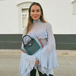 Dettaglio della borsa tote color-block con pannelli verdi e blu e patta in pelle nera