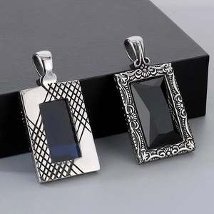 Pendentifs carrés vintage hip-hop avec motifs floraux gravés et pierres précieuses
