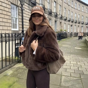Veste en fausse fourrure marron foncé pour femme avec manches longues et style urbain