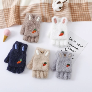 Détail des gants pelucheux à rabat pour enfants avec oreilles de lapin et broderie carotte