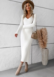 Robe longue élégante en maille côtelée blanche avec col en V et manches longues