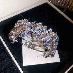 Detail eines silbernen Schmetterlingsarmreifs mit Marquise-Kristallen in Schmuckbox