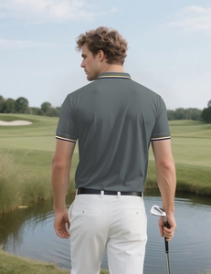 Macro d'un polo homme gris en tissu respirant avec une vue sur un terrain de golf extérieur