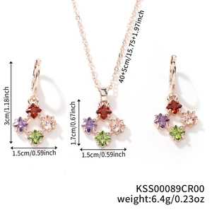 Vue détaillée de la parure de bijoux à fleurs avec dimensions du collier et des boucles