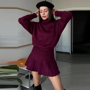 Dettaglio del set in maglia bordeaux con top a lupetto e minigonna a pieghe trendy