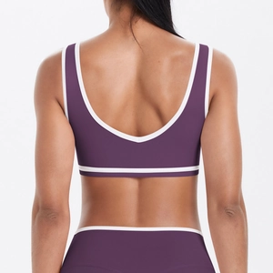 Brassière de sport violet foncé avec bordure blanche et dos ouvert en forme de U