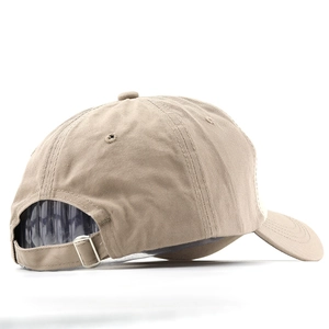 Détail d'une casquette en coton kaki montrant la boucle métallique et les œillets