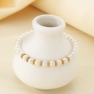Bracelet en perles style français avec perles en acier doré sur un vase blanc