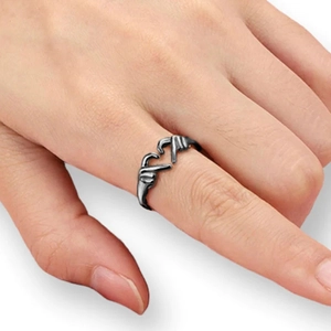 Anillo de manos formando un corazón en plata oxidada con estilo retro chic