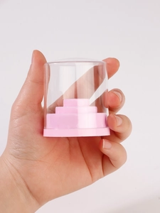 Nahaufnahme eines rosa dreistufigen Ständers für Nagelbohrer in einem Acrylgehäuse