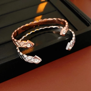 Détail de joncs texturés en écailles de serpent argent et or rose avec zircons fins