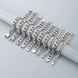 Sélection de bracelets gourmettes en argent avec différentes largeurs et styles de fermoir