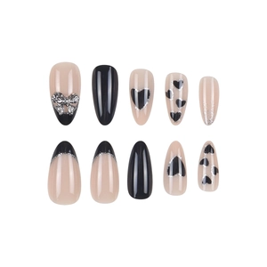 Uñas postizas de almendra con mariposa plateada, corazones negros y lazo 3D