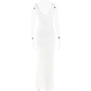Vue détaillée du tissu blanc de la robe longue en tricot sans manches sur un mannequin