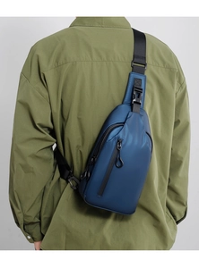 Detail der dunkelblauen wasserabweisenden Brusttasche am Rücken mit Trageriemen